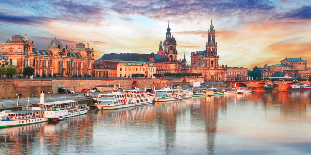 Gün batımında Elbe nehri boyunca Dresden, Almanya'nın tarihi mimarisi.