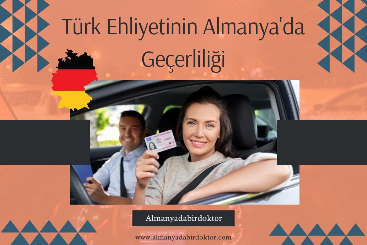 Bir kadın, yanında bir erkekle birlikte Türk Ehliyeti'ni taşıyan bir arabada oturuyor. Yukarıdaki metinde "Türk Ehliyetinin Almanya'da kabul edilebilirliği" yazılı olup, altında "www.almanyadabiroktor.com" URL'si bulunmaktadır.
